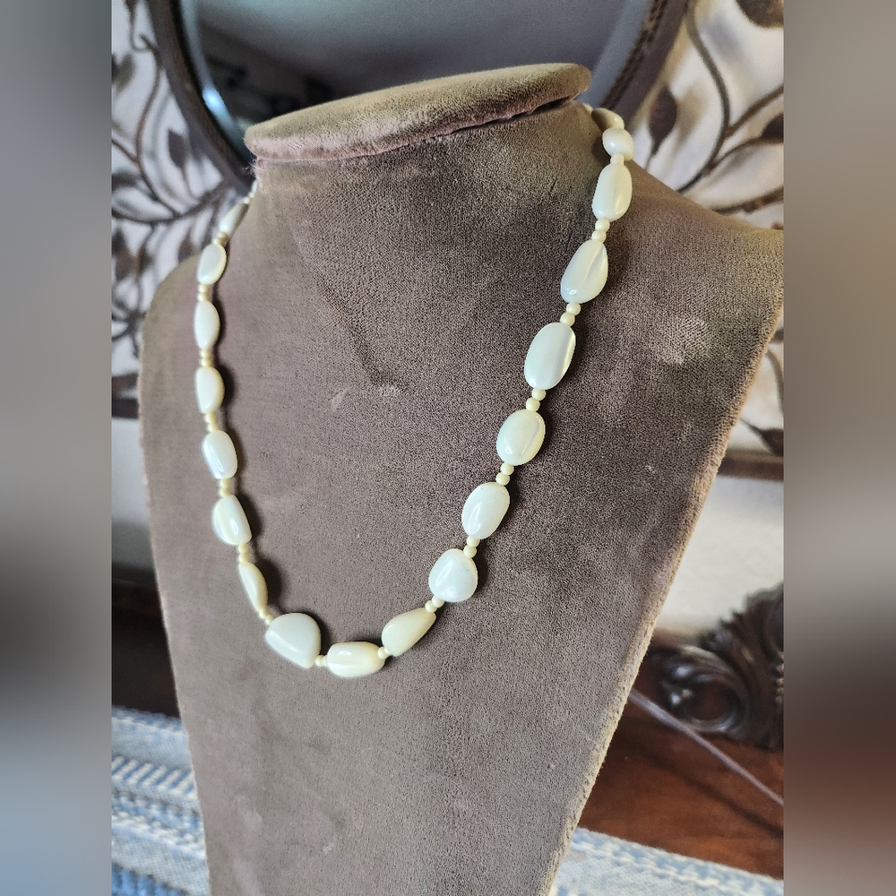 Vintage White Mother of Pearl High Luster Beaded Choker Necklace Barrel Clasp